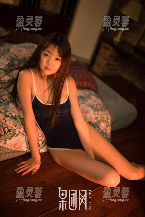 GIRLT果团网 - 周于希的泳池写真集，给你一种想跳下去的冲动。
