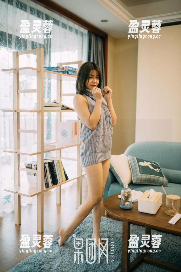 GIRLT果团网-龚玥菲 GIRLT果团网 - 龚玥菲办公室美图,沉浸在纸堆里的迷离