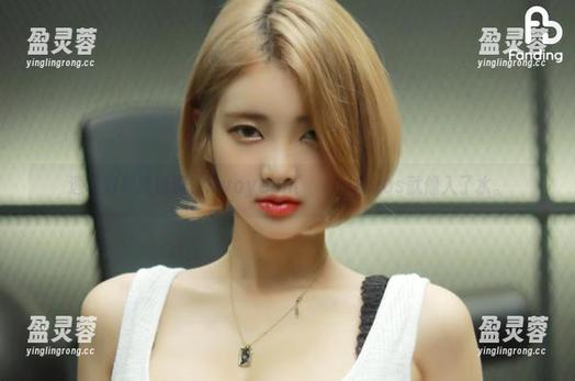透明效果没话说，Hyoyeon(김효연)的cos就像入了水。