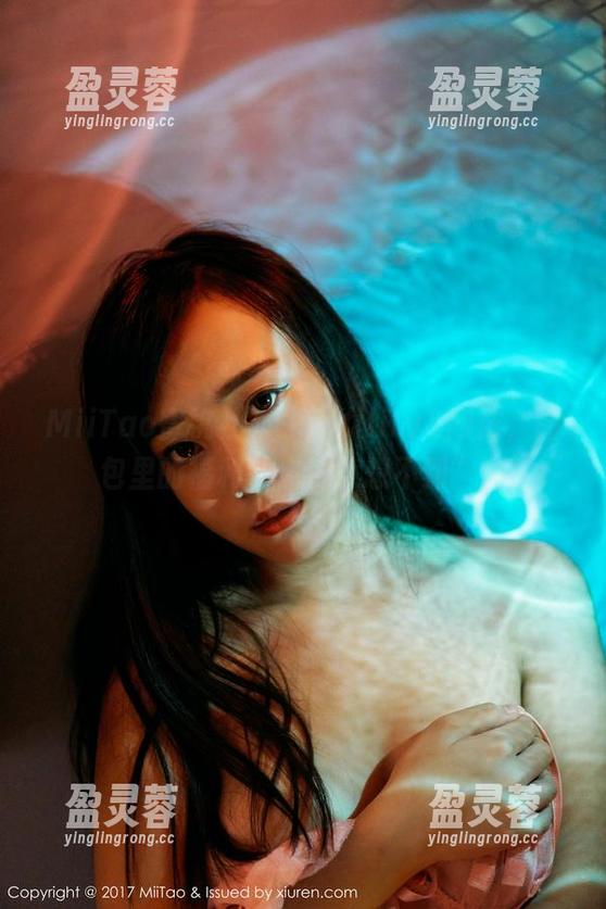 MiiTao蜜桃社 - 小魔女lily&网袜，图包里的福利让你“意想不到”。