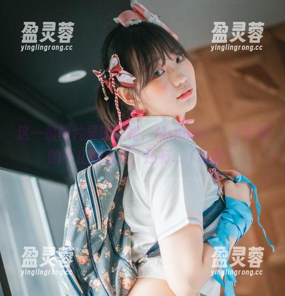 这一组图片里的短裙，Mimmi(밈미)定制的不止是布料，还有...（嘿嘿）