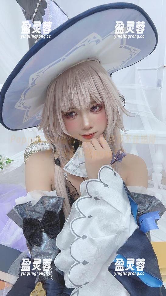 PoppaChan最新写真，让你忍不住想问：伊丝塔也会摆pose吗？