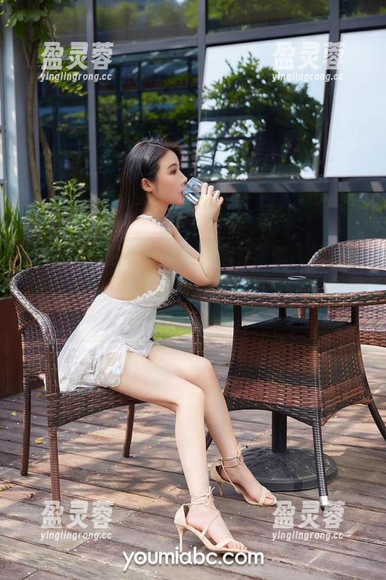 YouMi尤蜜荟 - 这张原图，王雨纯的美腿依旧坚挺，图片里每一厘米都是柔软的诱惑。