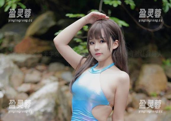 七七娜娜子的牛牛女仆定制写真，既甜又微妙，竟然让我陷入了轻微的迷思。