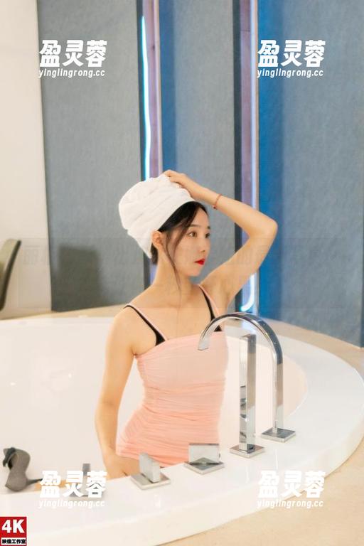 丽柜 - 新鲜出炉：安娜学姐的最新写真，能让你一秒变开心果！