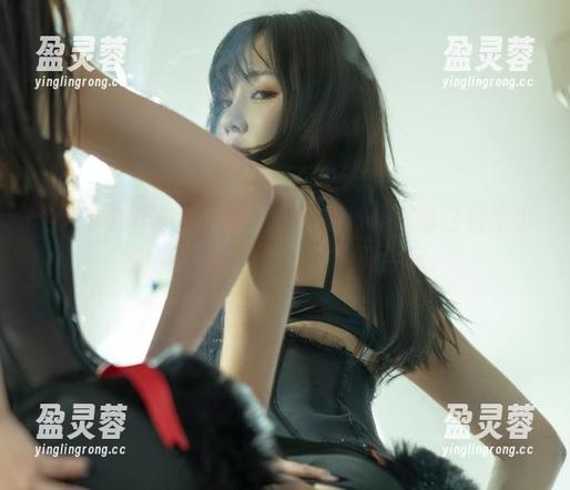 今汐 今汐当然不只是个博主,她的奴仆写真让原图也变得不平凡,唉,这人真会玩。