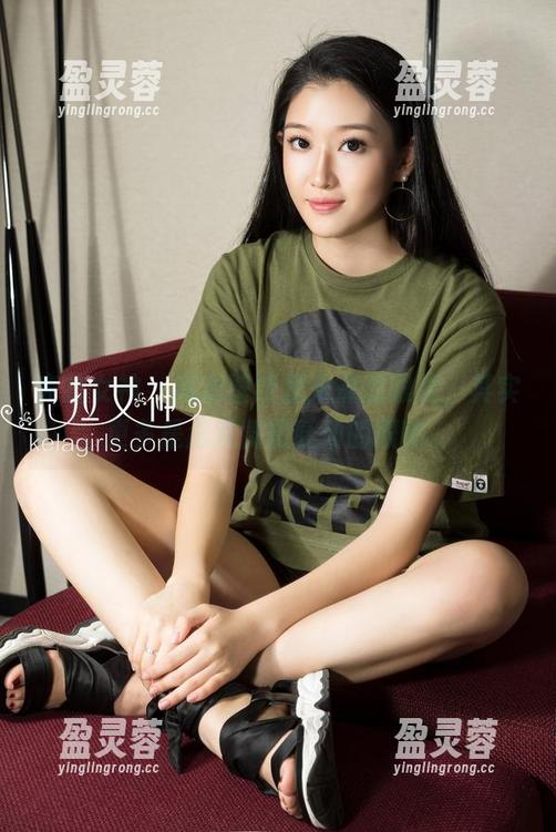 克拉女神 - 高清壁纸里宋黛的眼镜，其实更多是那双微微眨动的眼睛。