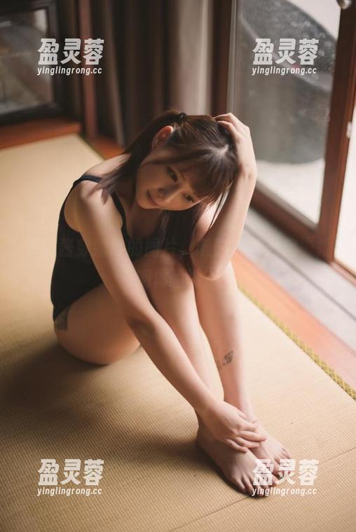 凛子酱穿婚纱的图片，随时准备开启“婚姻体验课”
