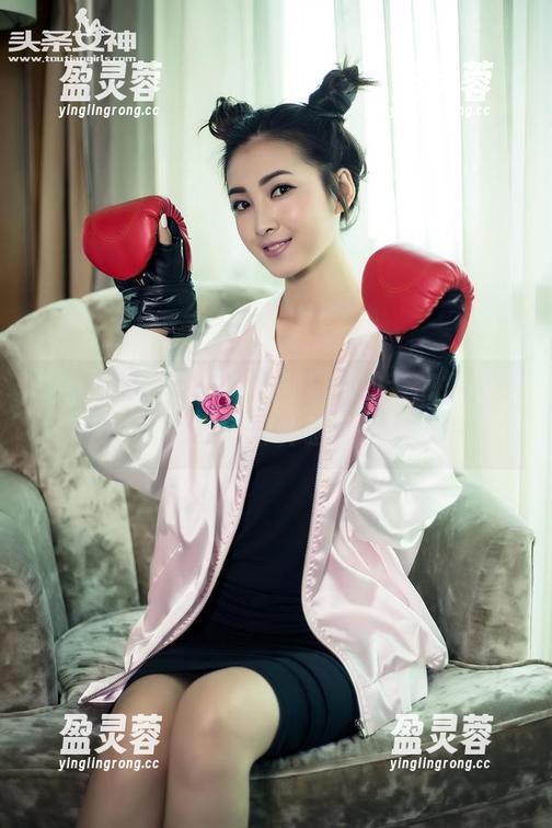 头条女神 - 黑纱套集和厨娘的亲密接触，乔安的写真，带你体验另一种味道。