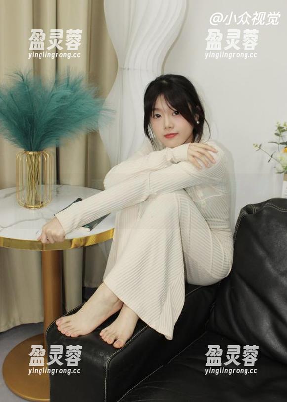 小众视觉 - 更新！米拉最新护士写真：养眼又靠谱，预约请排队！