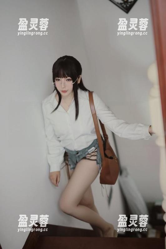 小容仔咕咕咕w的蕾丝写真，图片是不是多了一点朦胧感？我对此表示赞同，还真是让人有点困惑。