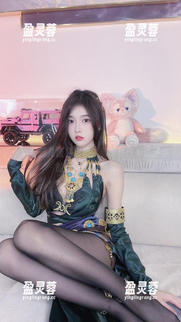 小小奶瓶儿 小小奶瓶儿盛装出镜,别错过这欲说还休的圣诞私拍图集。