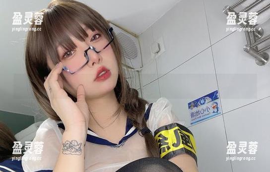 小泉学姐吖的海边套图，让我一秒想起夏天的所有轻松与自在。