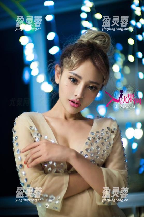 尤果网 - 原图精选：小琪姐姐的微妙表情与不羁气质。