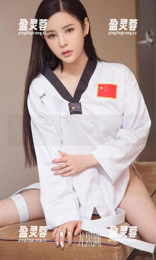 尤果网 - 牛仔裤对颜颜来说，原图拍的不止是身材，更是那份气场