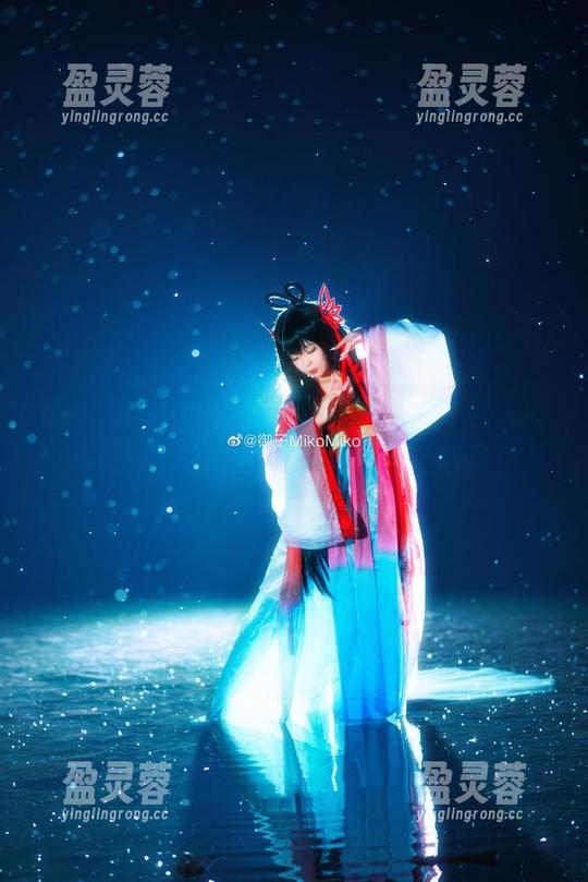 御子Yumiko 御子Yumiko穿毛衣,看起来像个秋天的小云朵——新的一套写真集更新了!