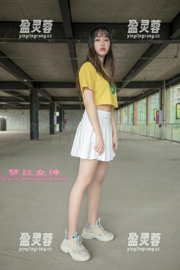 梦丝女神 - 魏婷婷与吊带：高清图集里的调皮灵动，快来瞧！