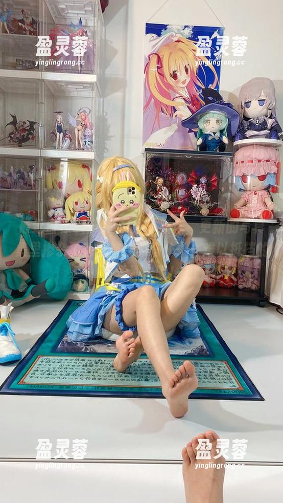 最近白栎Shirly又发了新作，更新的写真集里掺杂了碧蓝航线和塔什干，难以抵挡的视觉冲击呢！