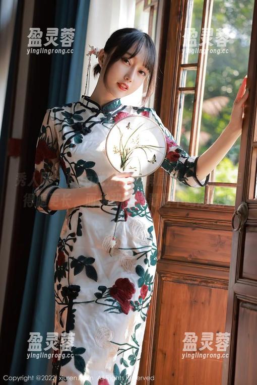 秀人网-Egg尤妮丝 秀人网 - Egg尤妮丝短裤原图——穿上显得腿更长,而她却在犹豫喝不喝冰饮!