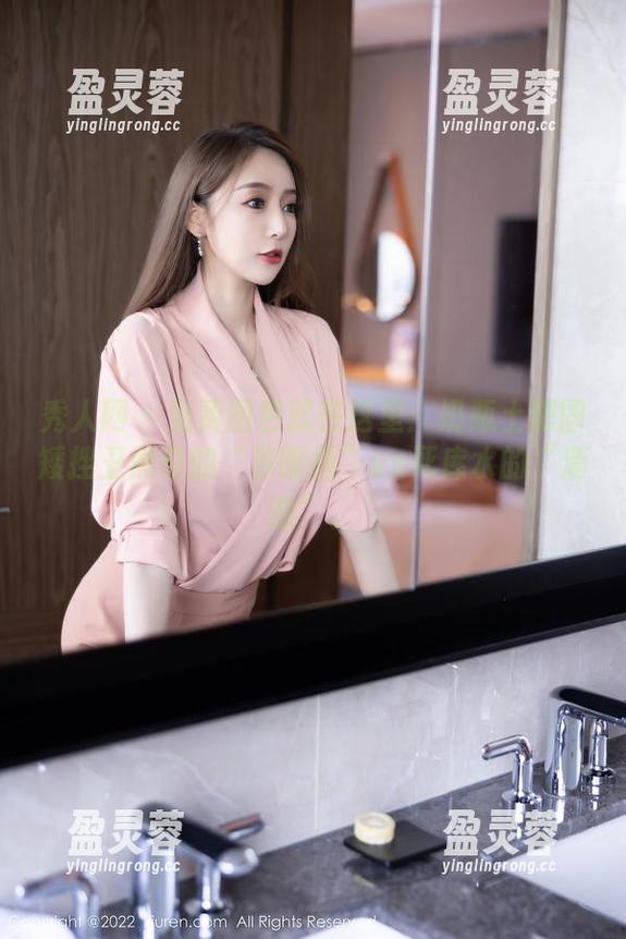 秀人网 - 免费图包就在这里：奶瓶土肥圆矮挫丑黑穷的“厚嘴唇”vs死库水的“清澈”。