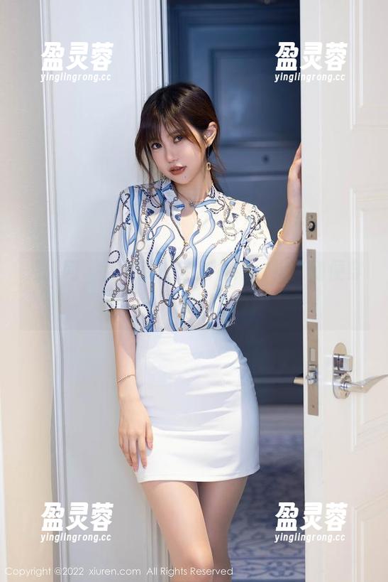 秀人网-张美荧 秀人网 - 张美荧的定制礼服,把“随便穿穿”一词变得很狡诈。