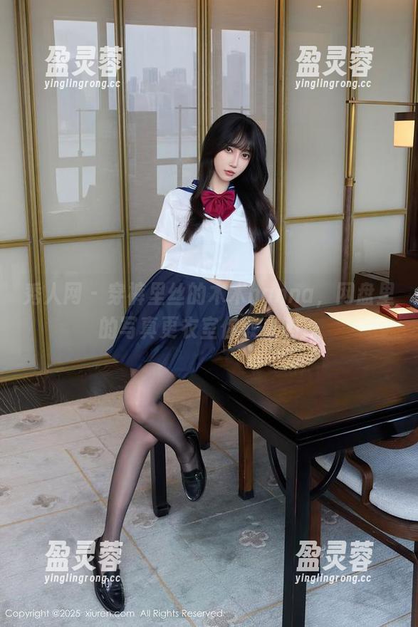 秀人网 - 穿裤里丝的木木hanna，网盘里的写真更衣室你敢来吗？