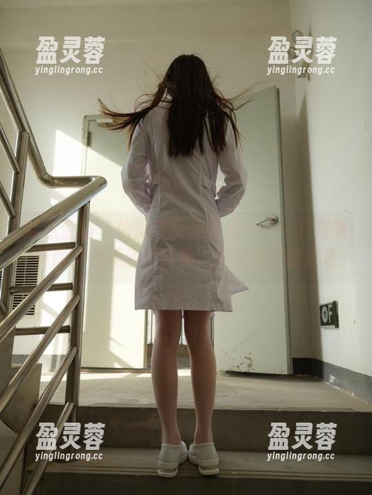 紧急企划 - 偷得浮生半日闲——一只喵喵梓的护士精选写真集，自然流露的姿态