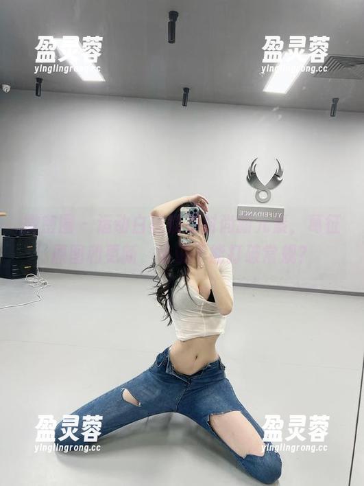 葛征 微密圈 - 运动白袜就是时尚新元素,葛征原图和更新,谁说不能打破常规?