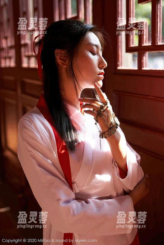 蜜桃社 - 私拍Gina：短裙的艺术，谁能拒绝这撩人的细节呢？
