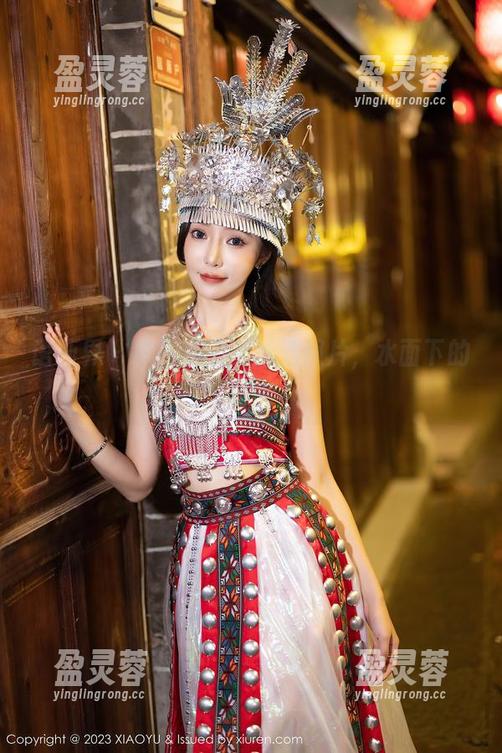 语画界 - 李丽莎最新泳池照片，水面下的小秘密？