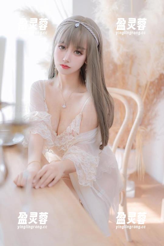 跳进图库，发现了“过期米线线”的白丝作品，有种少女心的微妙，但是又不算少女哈哈。
