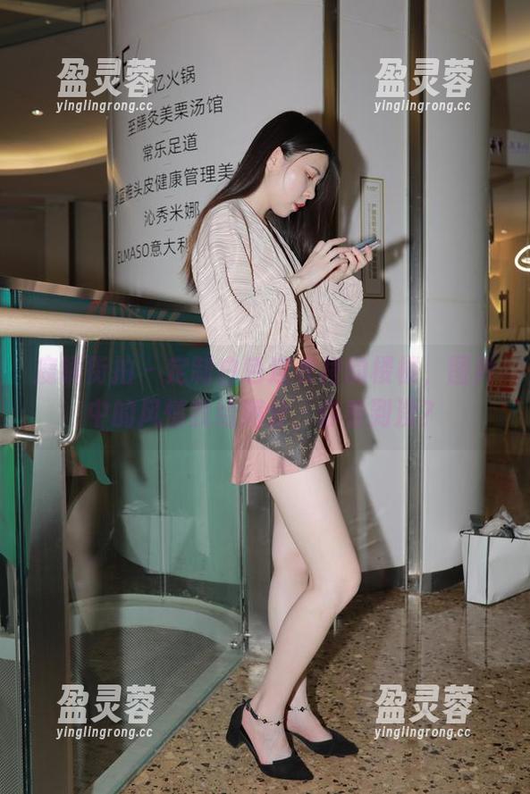 魔镜街拍 - 定制白色连衣裙的楼楼，图片中的风情我给满分，你看到没？