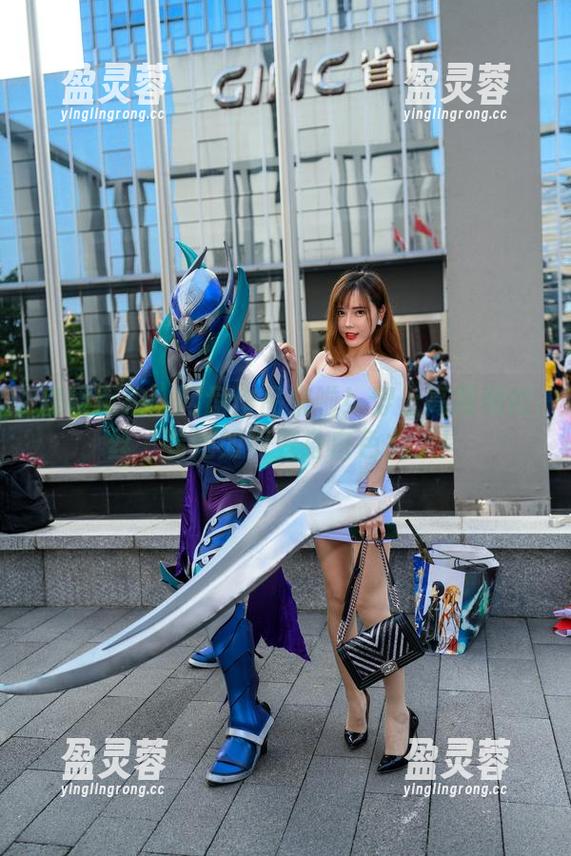 魔镜街拍 魔镜街拍:网盘作品来啦!穿上高跟和肉丝,看她如何变身白色女王!