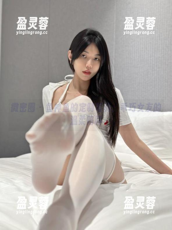 微密圈 - 鱼神鱼的定制写真：乖巧女友的温柔陷阱