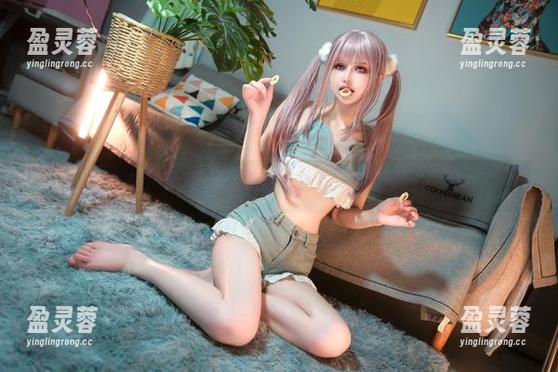 鹿八岁baby展示最新泳衣合集，游泳圈翻了翻？