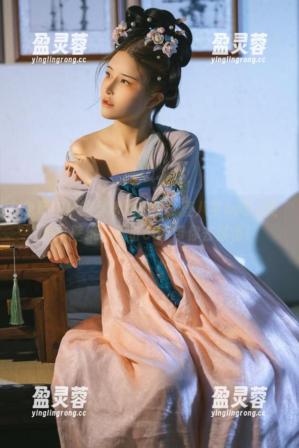 鹿八岁baby 兔耳加身的赛博朋克梦:鹿八岁baby美图与壁纸,双击666带你去颠覆!